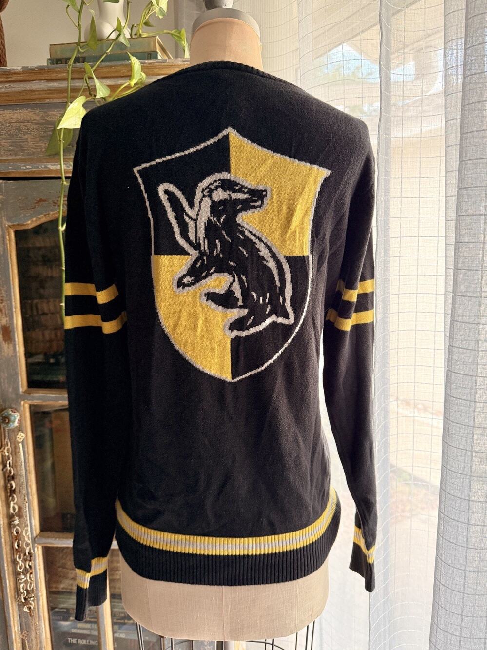 Harry Potter Hufflepuff House Crest Cardigan Sweater Hogwarts Adult Medium